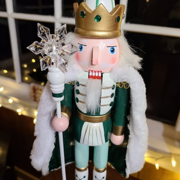 Green Christmas Nutcracker Soldier Wooden Xmas Holiday Mantel Decoration Statue - Picture 2 of 13